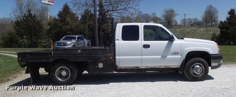 image for item DC7326 2005 Chevrolet Silverado 3500 Ext. Cab flatbed pickup truck
