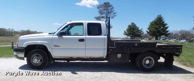 image for item DC7326 2005 Chevrolet Silverado 3500 Ext. Cab flatbed pickup truck