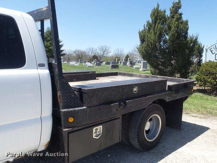 image for item DC7326 2005 Chevrolet Silverado 3500 Ext. Cab flatbed pickup truck
