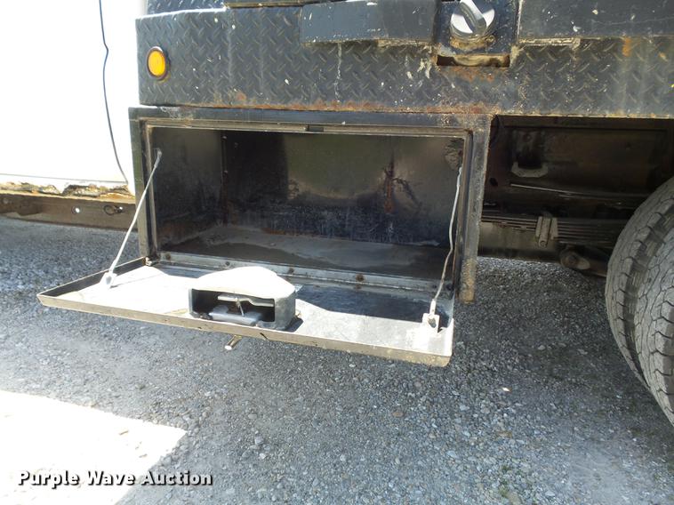 image for item DC7326 2005 Chevrolet Silverado 3500 Ext. Cab flatbed pickup truck