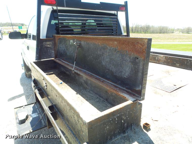 image for item DC7326 2005 Chevrolet Silverado 3500 Ext. Cab flatbed pickup truck