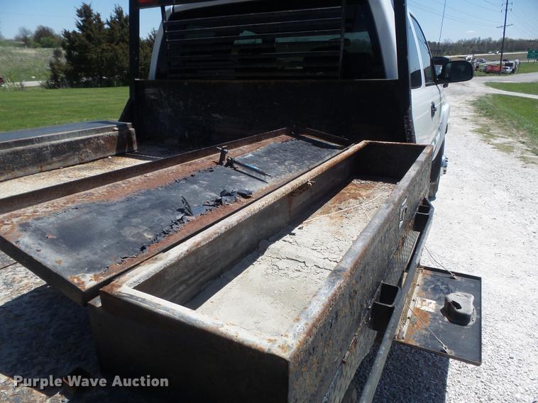 image for item DC7326 2005 Chevrolet Silverado 3500 Ext. Cab flatbed pickup truck