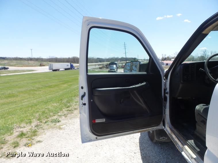 image for item DC7326 2005 Chevrolet Silverado 3500 Ext. Cab flatbed pickup truck