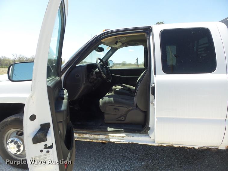 image for item DC7326 2005 Chevrolet Silverado 3500 Ext. Cab flatbed pickup truck