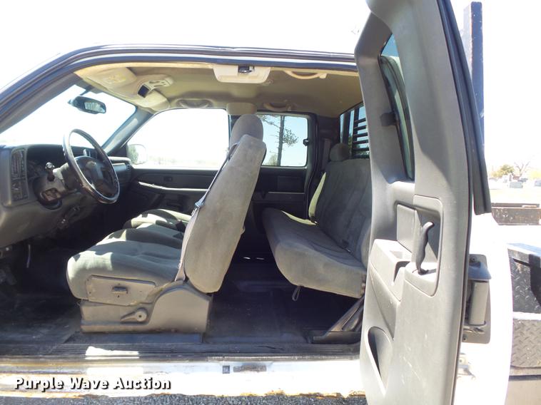 image for item DC7326 2005 Chevrolet Silverado 3500 Ext. Cab flatbed pickup truck