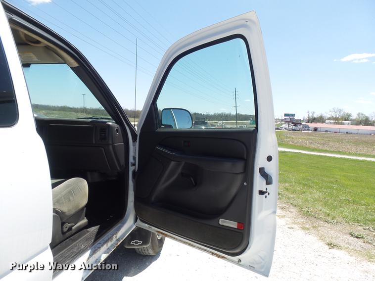 image for item DC7326 2005 Chevrolet Silverado 3500 Ext. Cab flatbed pickup truck