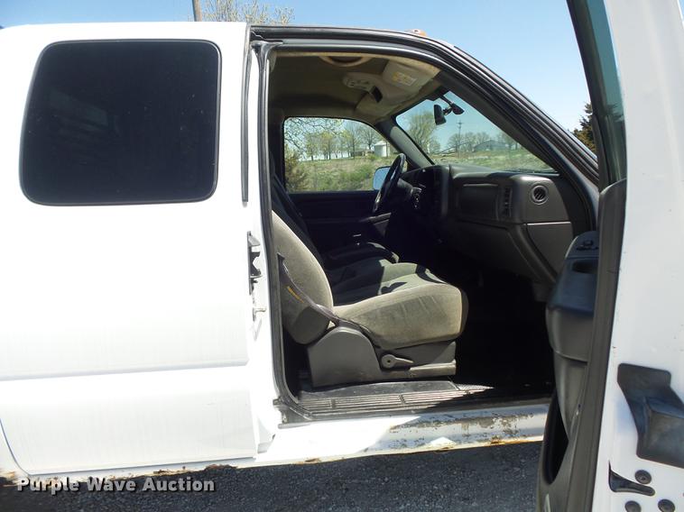 image for item DC7326 2005 Chevrolet Silverado 3500 Ext. Cab flatbed pickup truck