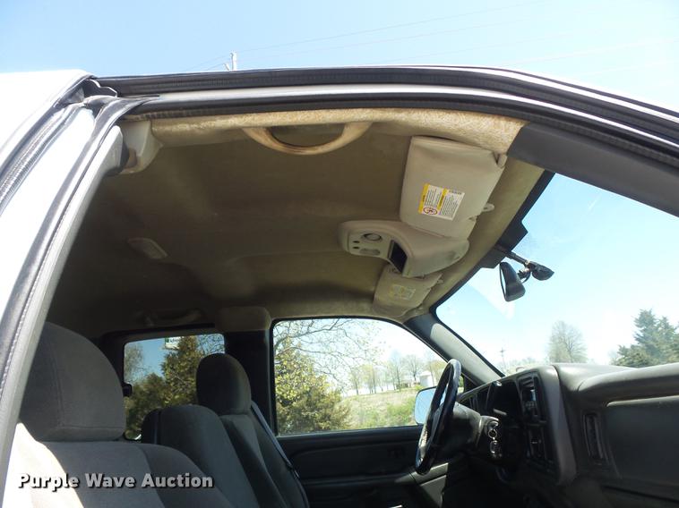 image for item DC7326 2005 Chevrolet Silverado 3500 Ext. Cab flatbed pickup truck