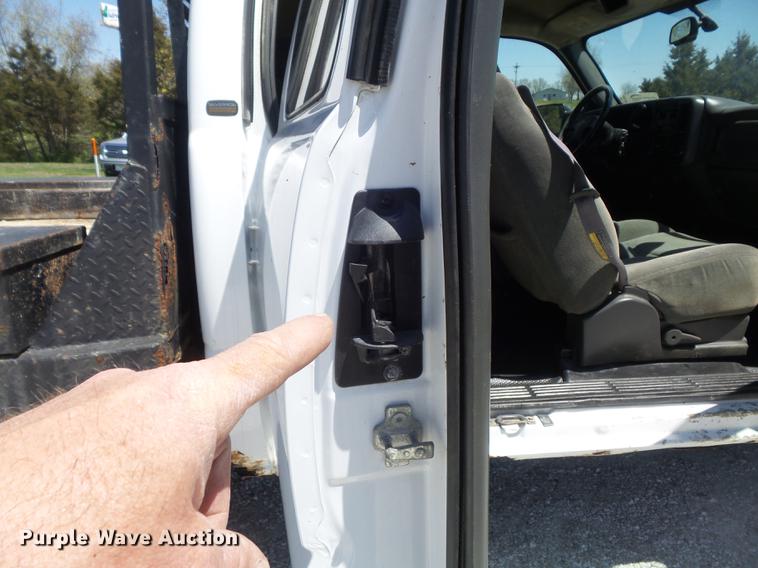 image for item DC7326 2005 Chevrolet Silverado 3500 Ext. Cab flatbed pickup truck