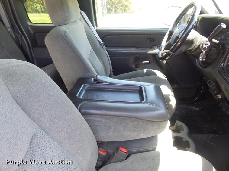 image for item DC7326 2005 Chevrolet Silverado 3500 Ext. Cab flatbed pickup truck