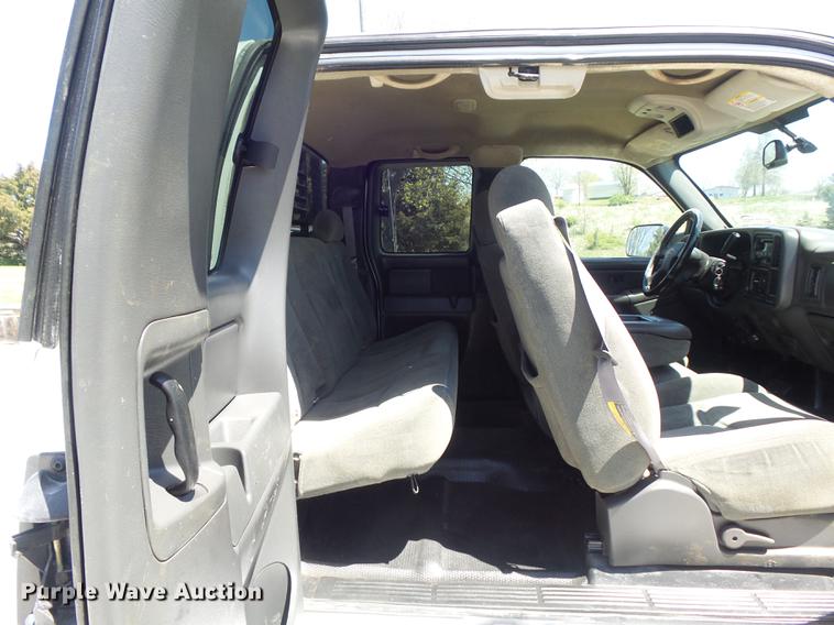 image for item DC7326 2005 Chevrolet Silverado 3500 Ext. Cab flatbed pickup truck