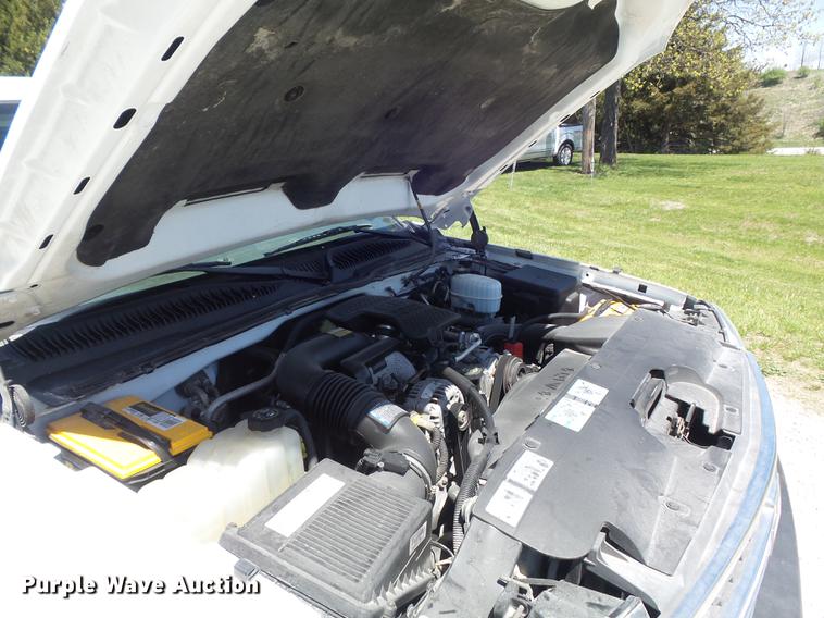 image for item DC7326 2005 Chevrolet Silverado 3500 Ext. Cab flatbed pickup truck