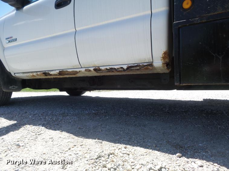 image for item DC7326 2005 Chevrolet Silverado 3500 Ext. Cab flatbed pickup truck