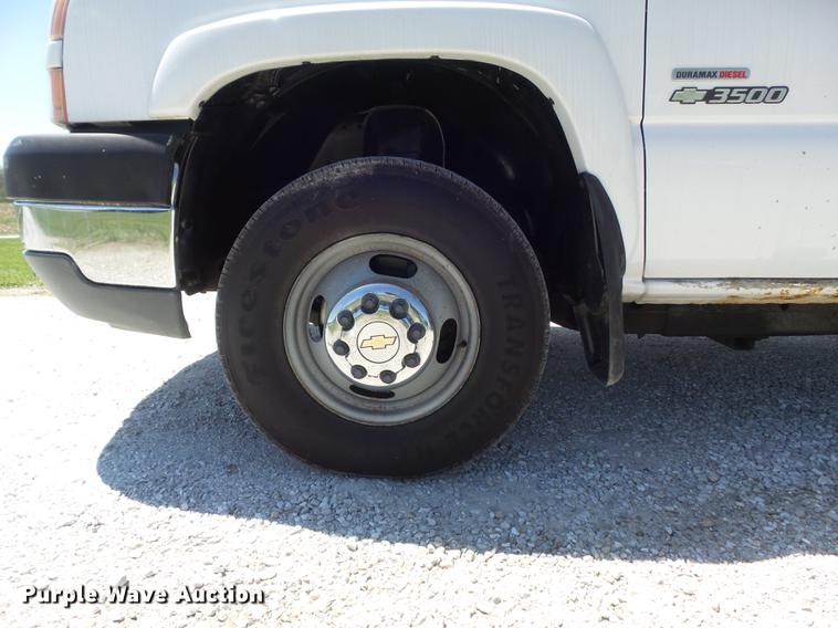 image for item DC7326 2005 Chevrolet Silverado 3500 Ext. Cab flatbed pickup truck