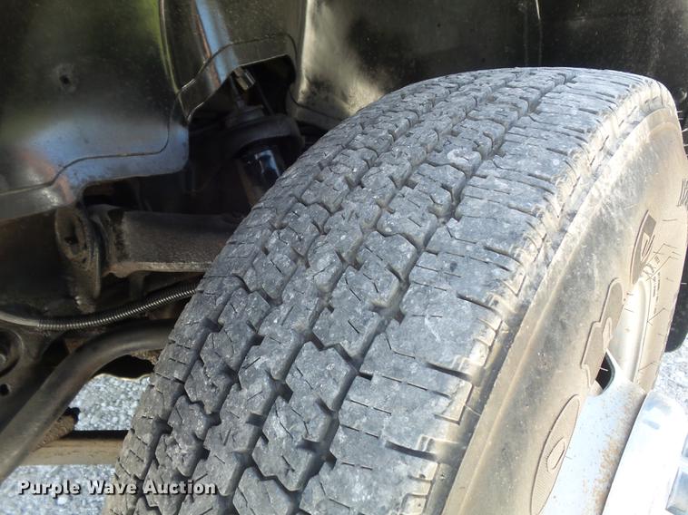 image for item DC7326 2005 Chevrolet Silverado 3500 Ext. Cab flatbed pickup truck