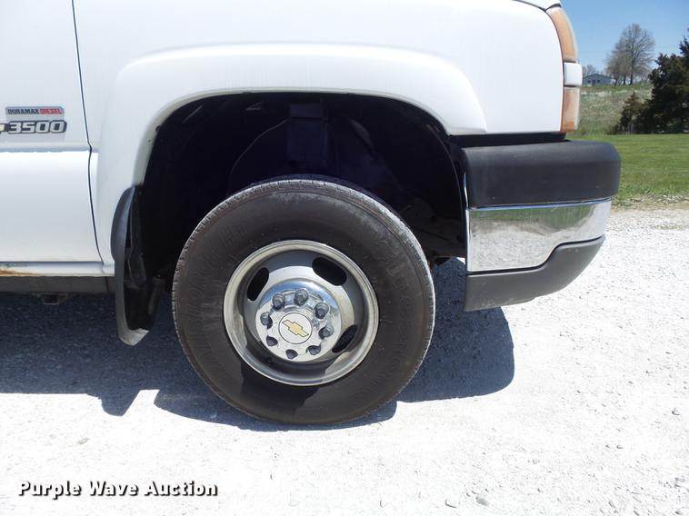 image for item DC7326 2005 Chevrolet Silverado 3500 Ext. Cab flatbed pickup truck