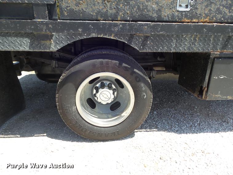 image for item DC7326 2005 Chevrolet Silverado 3500 Ext. Cab flatbed pickup truck