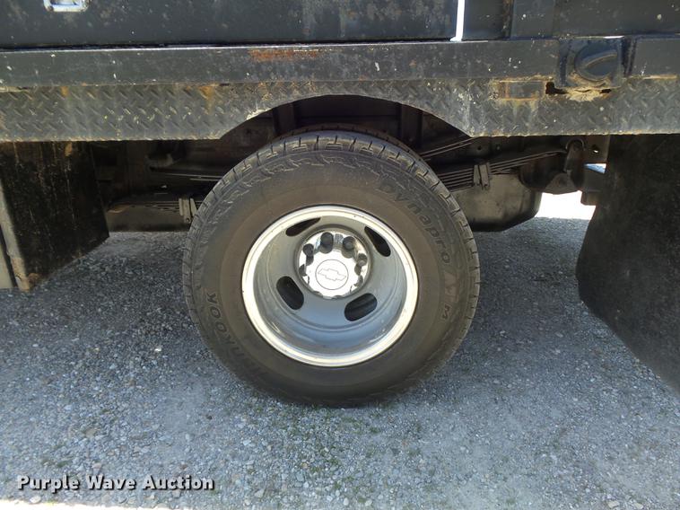 image for item DC7326 2005 Chevrolet Silverado 3500 Ext. Cab flatbed pickup truck