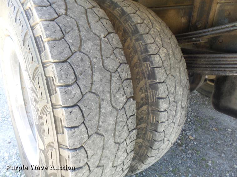 image for item DC7326 2005 Chevrolet Silverado 3500 Ext. Cab flatbed pickup truck