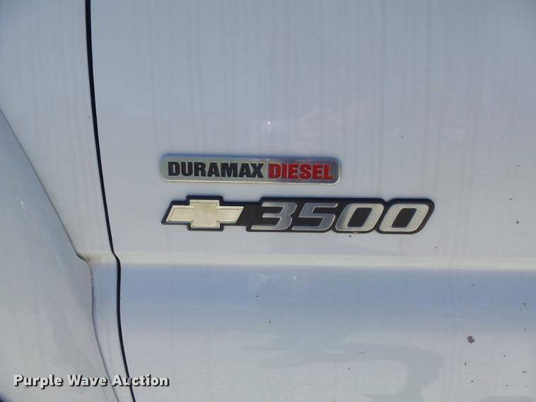 image for item DC7326 2005 Chevrolet Silverado 3500 Ext. Cab flatbed pickup truck