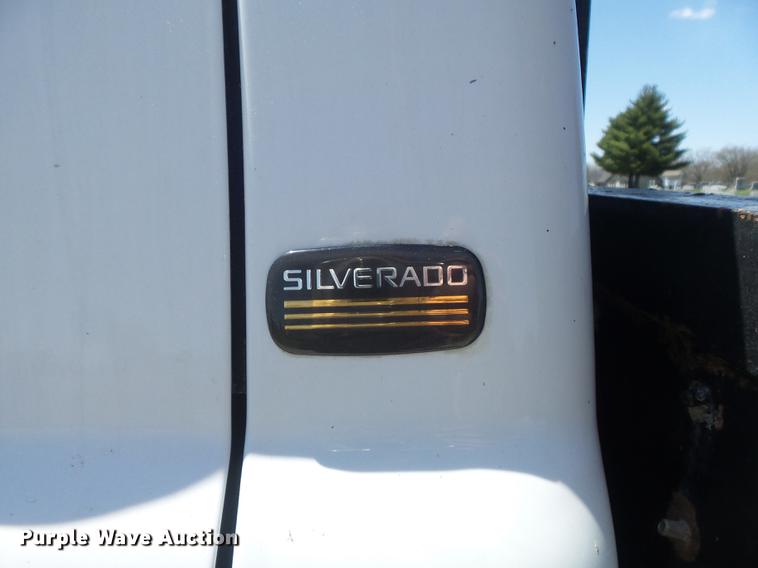 image for item DC7326 2005 Chevrolet Silverado 3500 Ext. Cab flatbed pickup truck