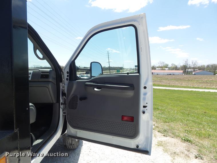 image for item DC7328 2002 Ford F550 Super Duty XL flatbed truck