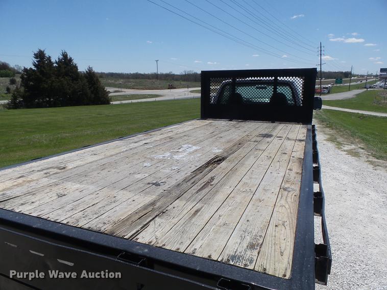 image for item DC7328 2002 Ford F550 Super Duty XL flatbed truck