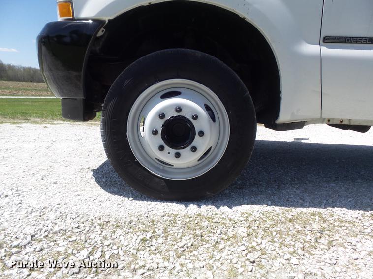 image for item DC7328 2002 Ford F550 Super Duty XL flatbed truck