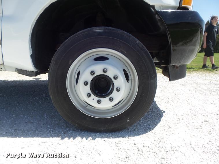 image for item DC7328 2002 Ford F550 Super Duty XL flatbed truck