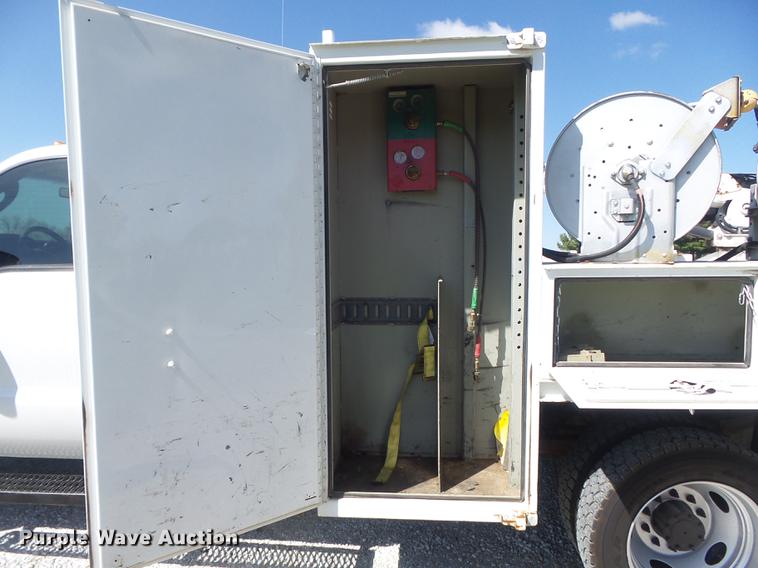 image for item DC7331 2007 Ford F550 Super Duty XL SuperCab service truck with crane