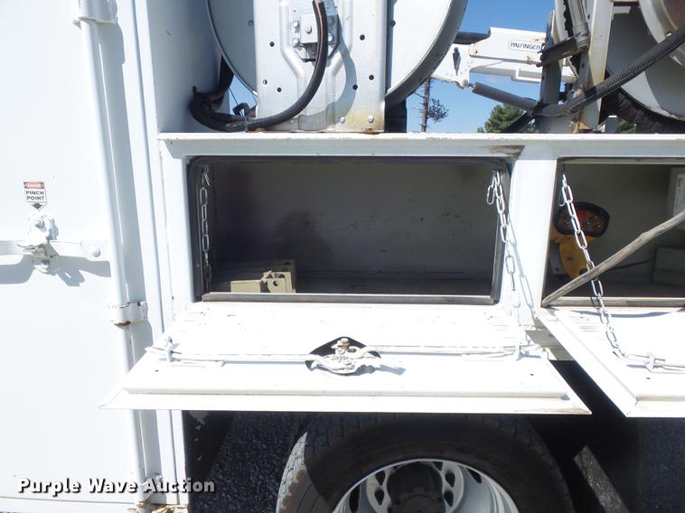 image for item DC7331 2007 Ford F550 Super Duty XL SuperCab service truck with crane