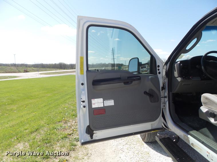 image for item DC7331 2007 Ford F550 Super Duty XL SuperCab service truck with crane