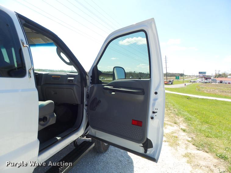 image for item DC7331 2007 Ford F550 Super Duty XL SuperCab service truck with crane