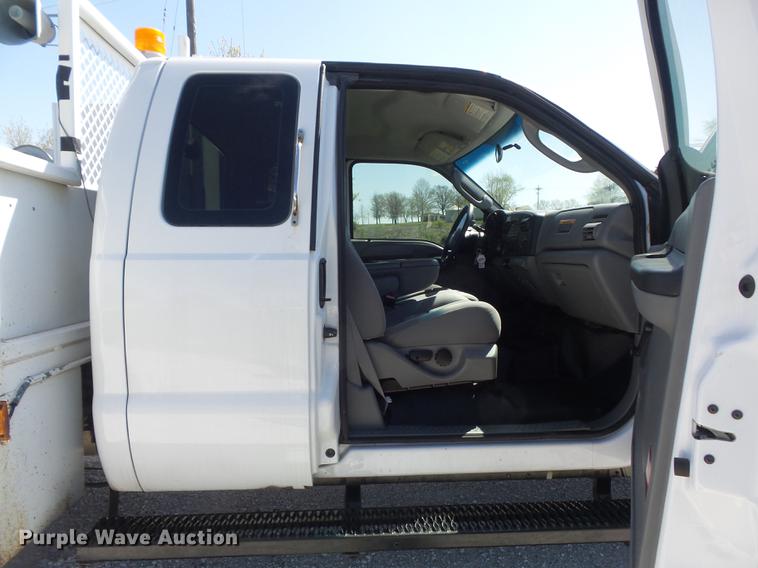 image for item DC7331 2007 Ford F550 Super Duty XL SuperCab service truck with crane