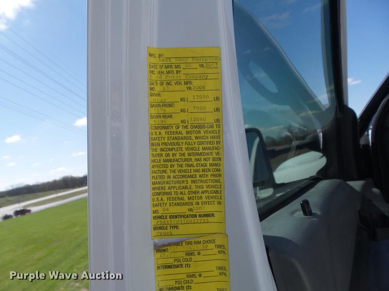 image for item DC7331 2007 Ford F550 Super Duty XL SuperCab service truck with crane