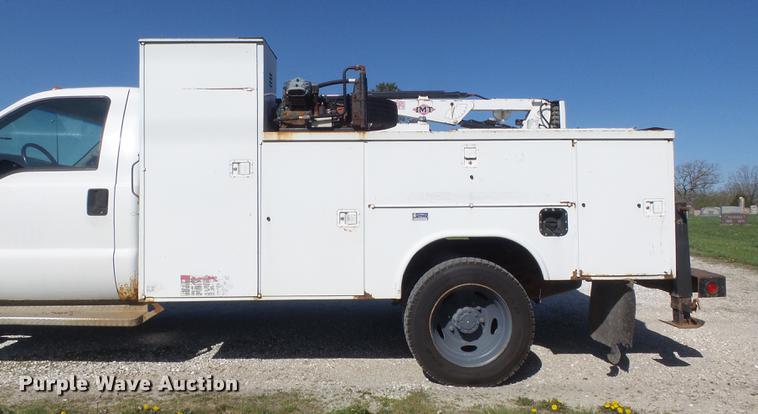 image for item DC7332 1999 Ford F550 Super Duty service truck with crane