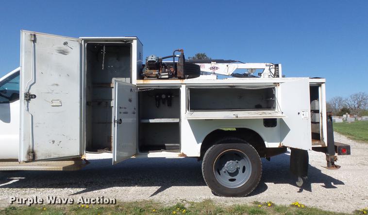 image for item DC7332 1999 Ford F550 Super Duty service truck with crane