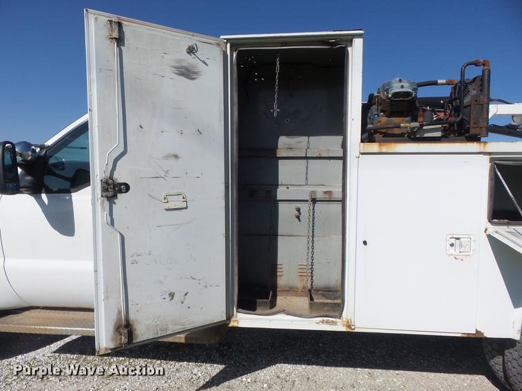 image for item DC7332 1999 Ford F550 Super Duty service truck with crane