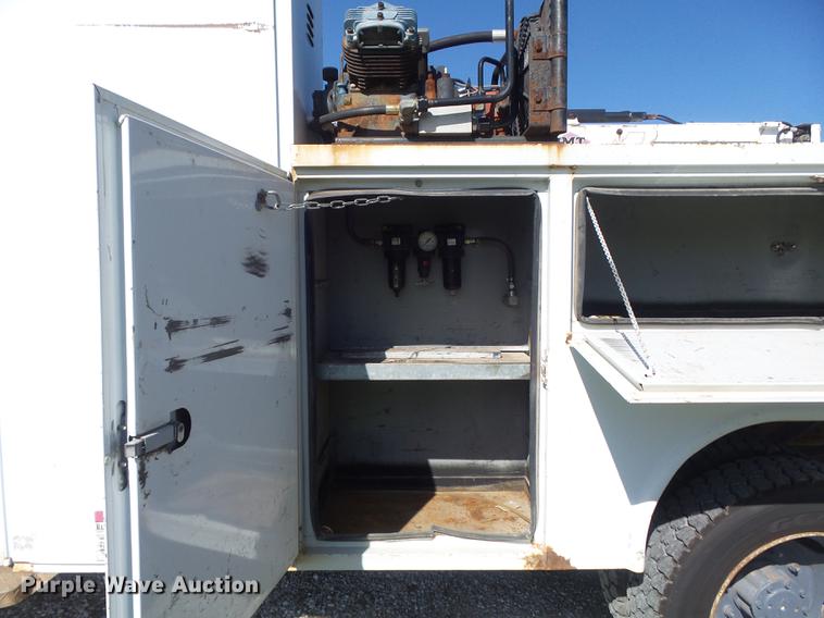 image for item DC7332 1999 Ford F550 Super Duty service truck with crane