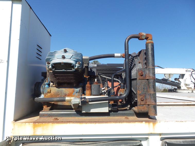 image for item DC7332 1999 Ford F550 Super Duty service truck with crane