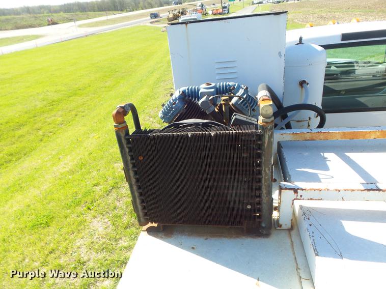 image for item DC7332 1999 Ford F550 Super Duty service truck with crane