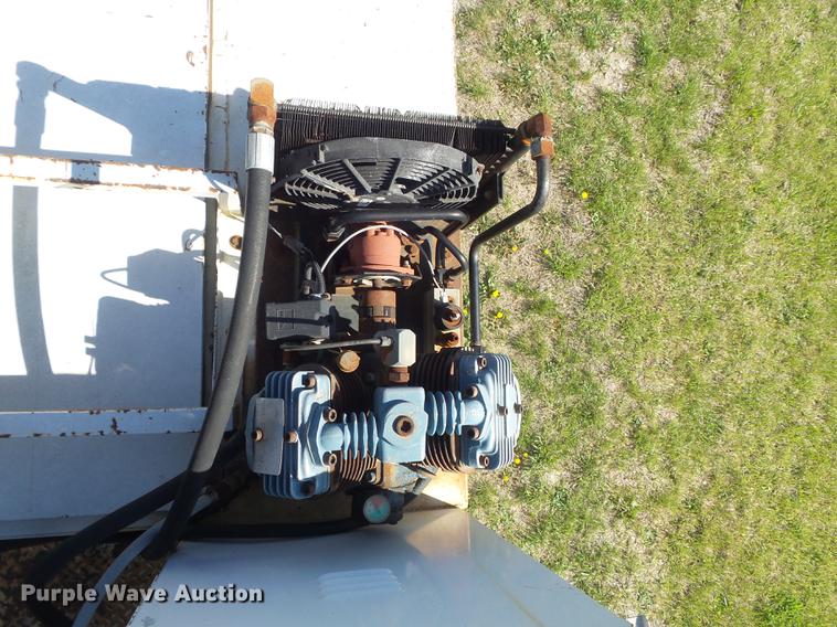 image for item DC7332 1999 Ford F550 Super Duty service truck with crane