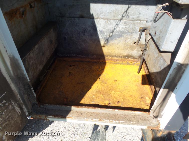 image for item DC7332 1999 Ford F550 Super Duty service truck with crane