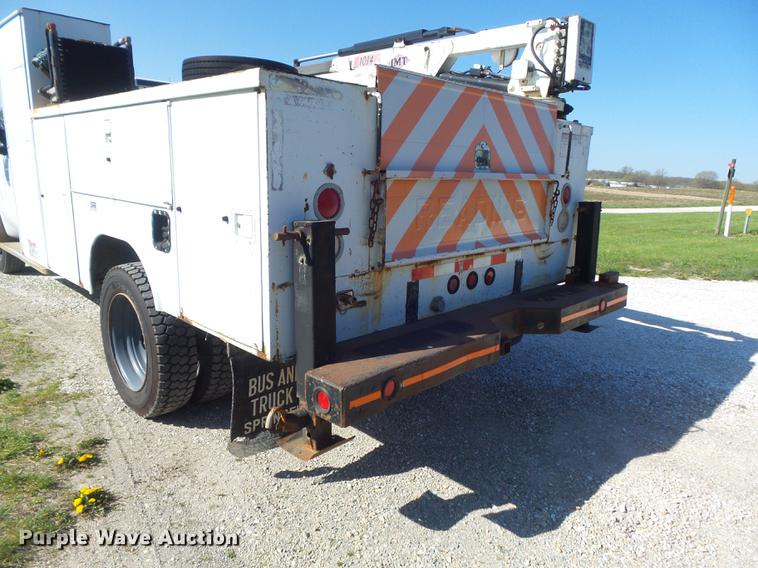 image for item DC7332 1999 Ford F550 Super Duty service truck with crane