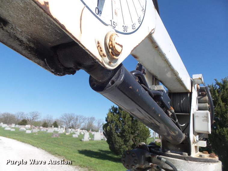 image for item DC7332 1999 Ford F550 Super Duty service truck with crane