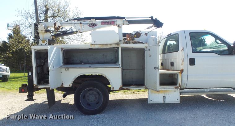 image for item DC7332 1999 Ford F550 Super Duty service truck with crane