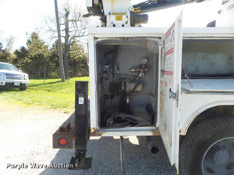 image for item DC7332 1999 Ford F550 Super Duty service truck with crane