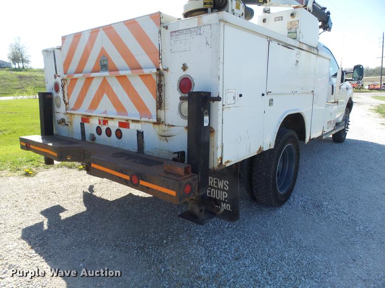 image for item DC7332 1999 Ford F550 Super Duty service truck with crane