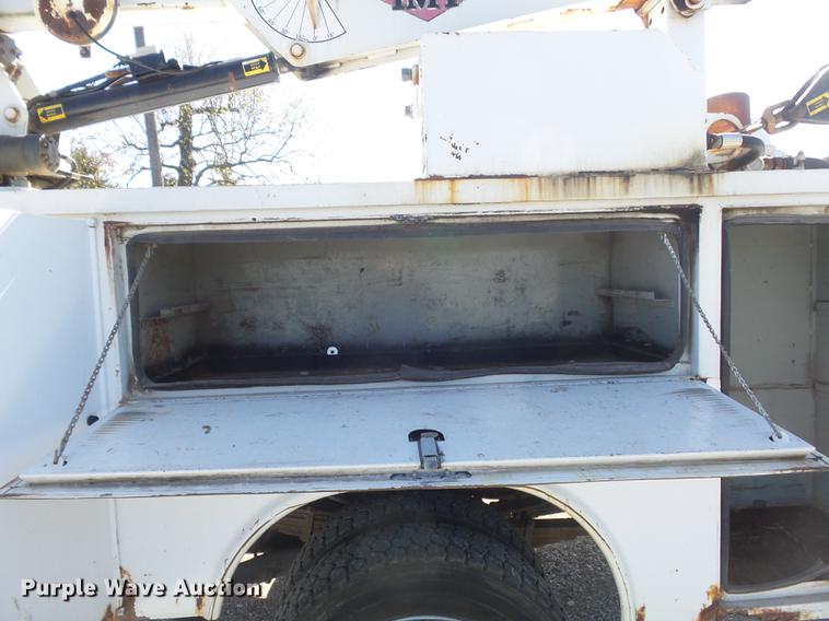 image for item DC7332 1999 Ford F550 Super Duty service truck with crane