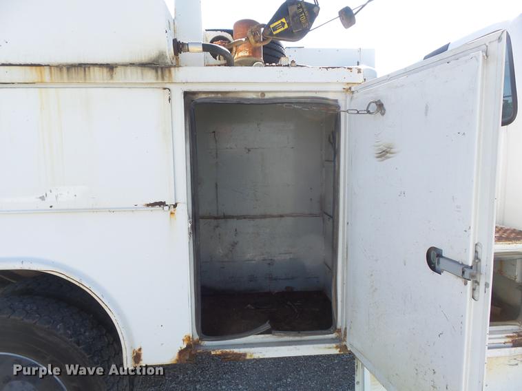 image for item DC7332 1999 Ford F550 Super Duty service truck with crane